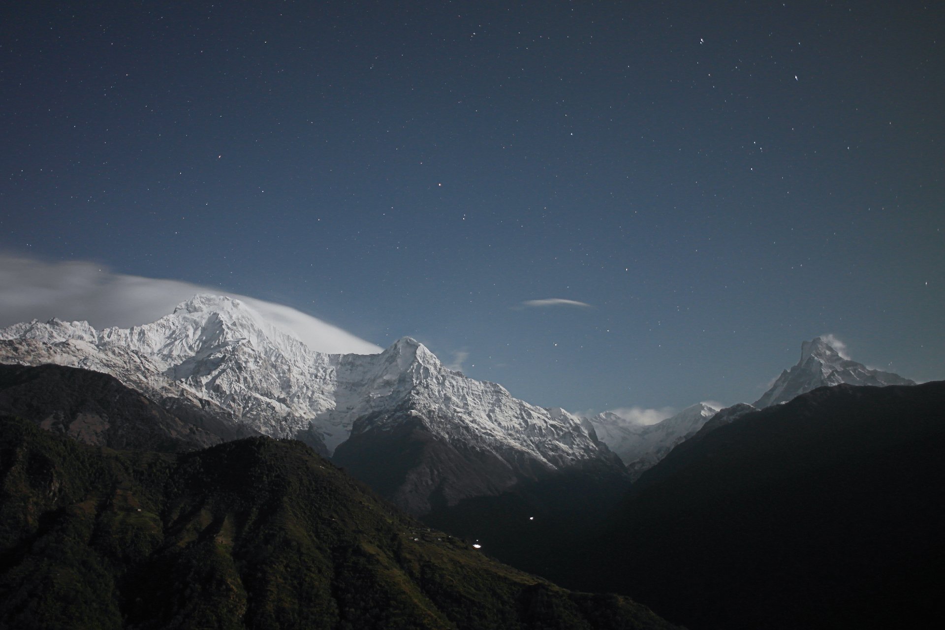 Ein verschneiter Berg vor einem Sternenhimmel